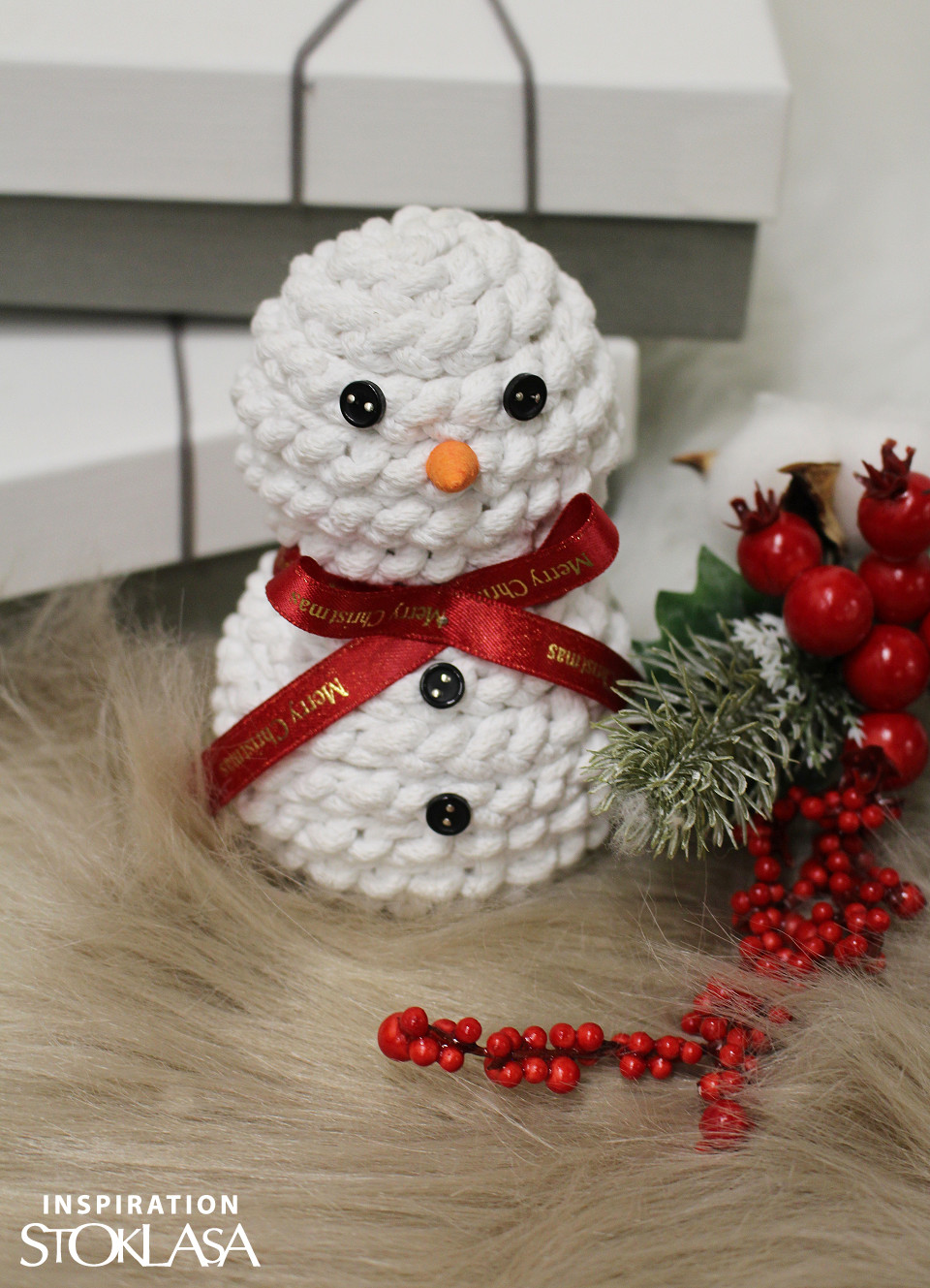 DIY - Bonhomme de neige en ficelle  Ce bonhomme de neige fera une jolie  décoration de tablele jour de Noël. ☃️ 📝Ce dont vous avez besoin : - Colle  PVA lavable 