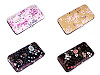 Maniküre im Etui mit Blumen