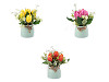 Tulipes artificielles dans un pot de fleurs