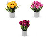 Tulipes artificielles dans un pot de fleurs