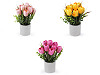 Tulipes artificielles dans un pot de fleurs