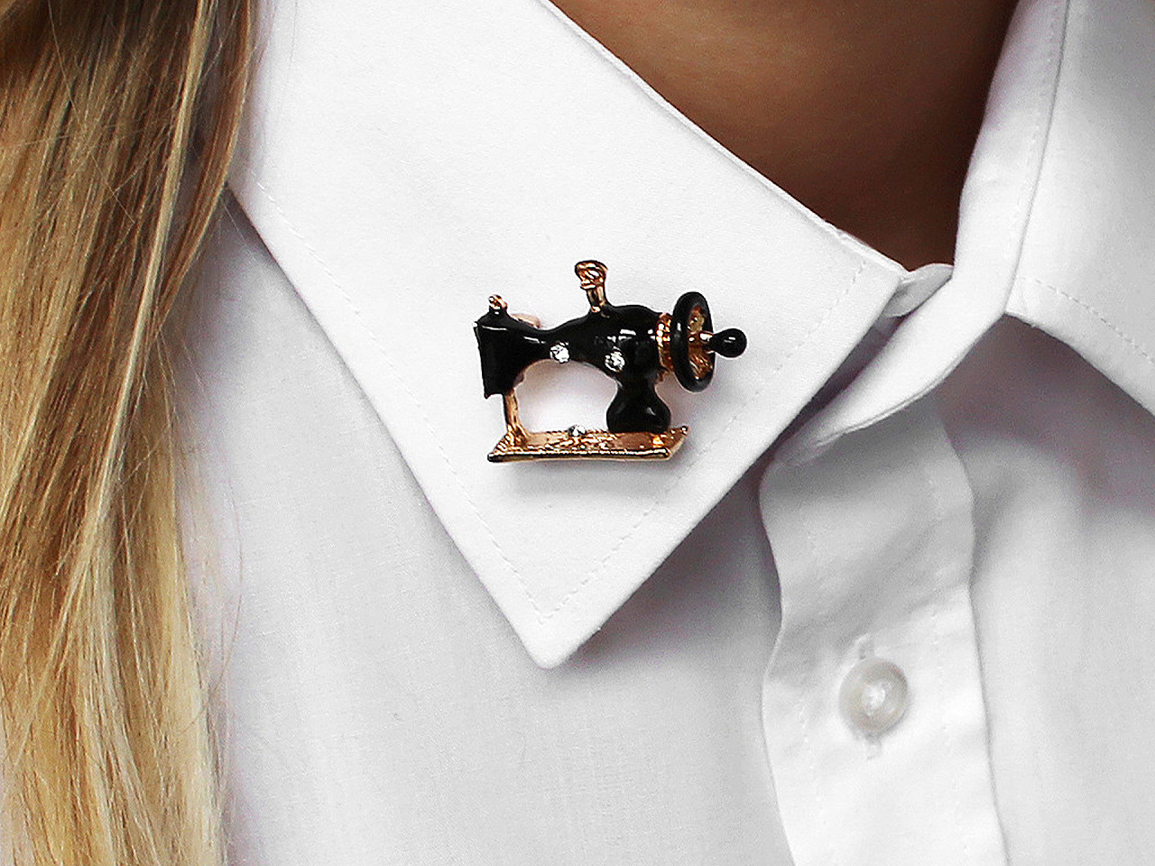 Brož šicí stroj, malé, 5 červená zlatá