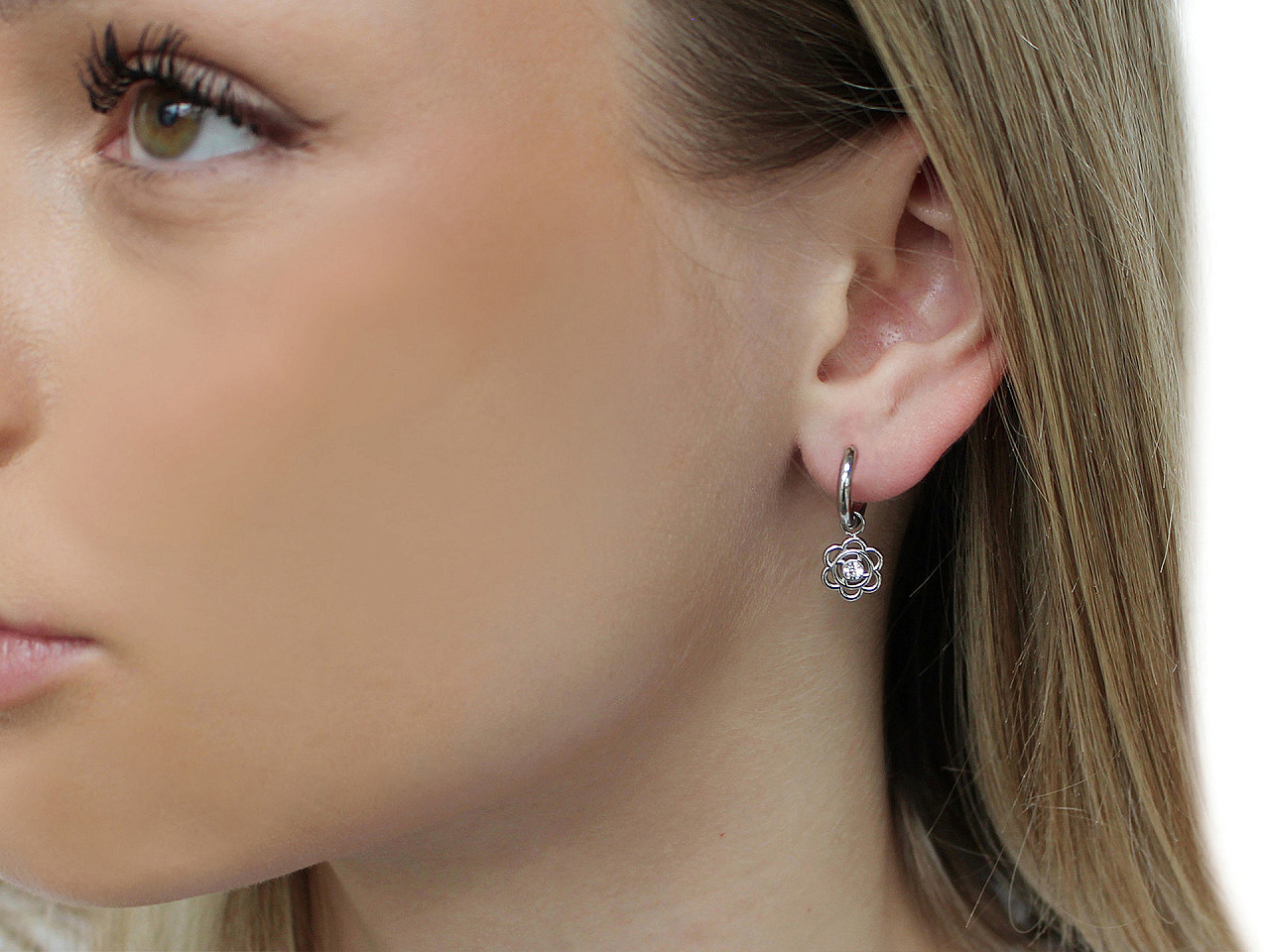 Náušnice z nerezové oceli kroužky, květ s broušeným kamínkem, střední, crystal stříbrná