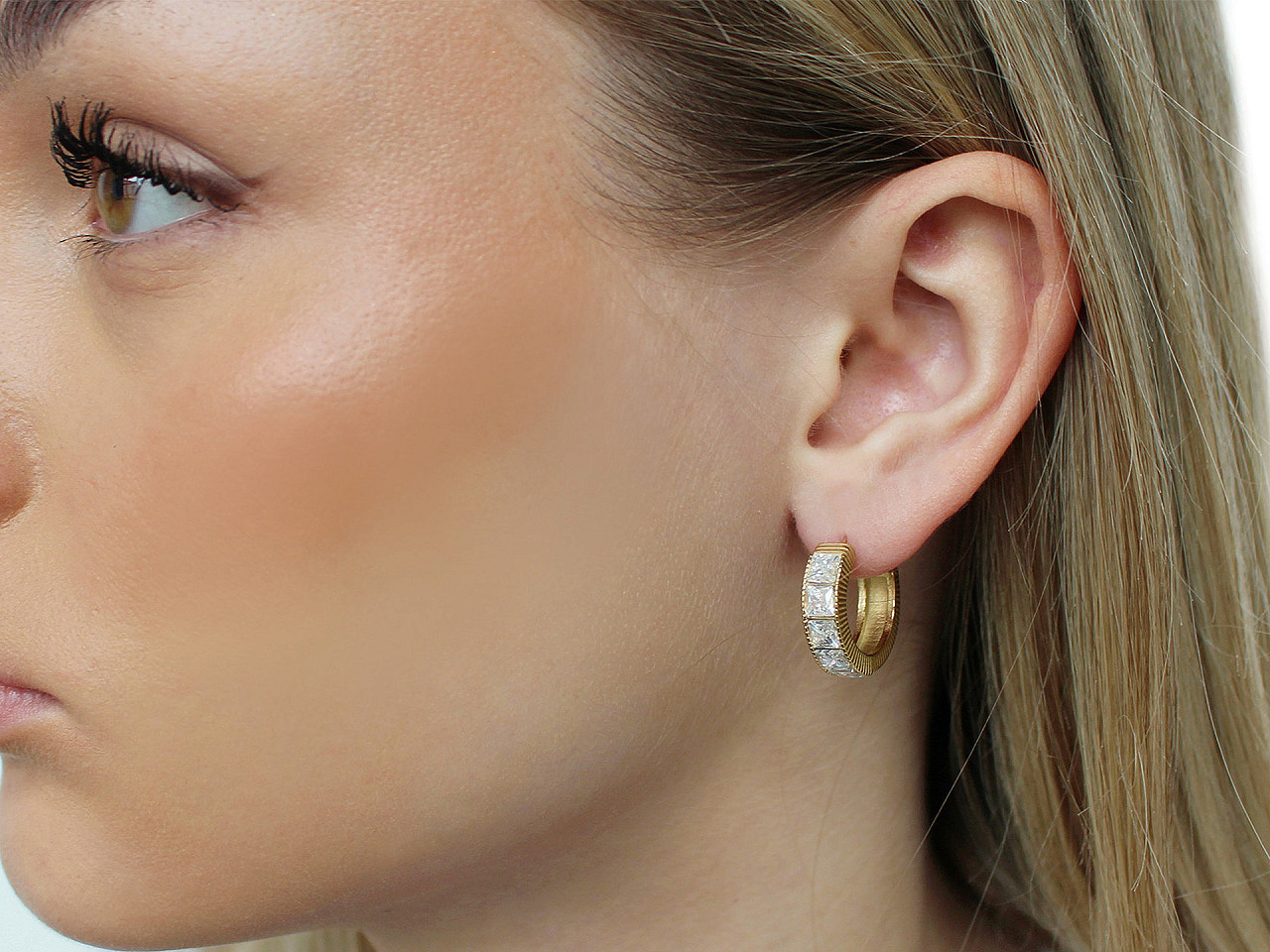 Náušnice z nerezové oceli s broušenými kamínky kruhy, střední, 1 crystal stříbrná