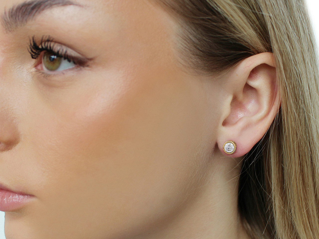 Náušnice z nerezové oceli s broušeným kamínkem, střední, 2 zlatá crystal