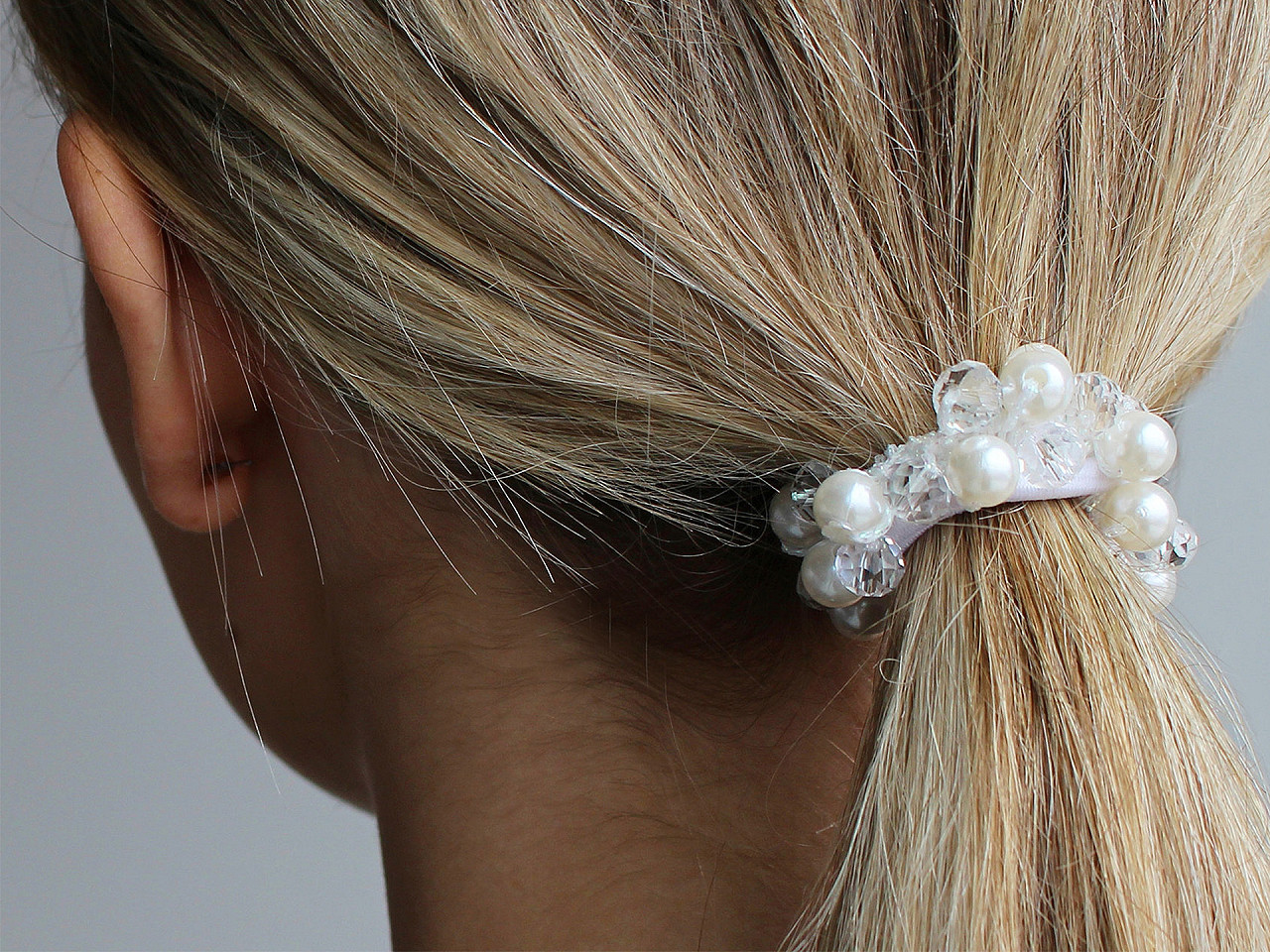 Gumička do vlasů / náramek s broušenými korálky a perlami, střední, 1 transparent