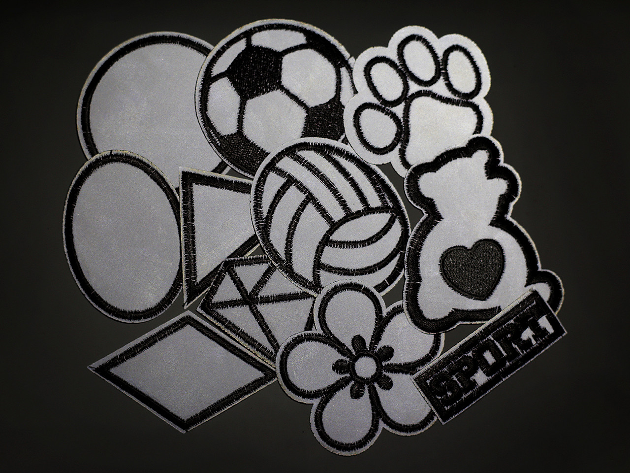 Reflexní nažehlovačka mix vzorů a velikostí, střední, 7 šedá basketbalový míč