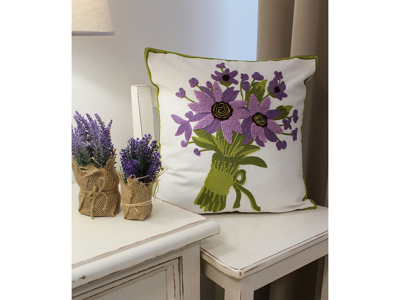 Povlak na polštář vyšívané květy 45x45 cm, střední, 5 krémová nejsvět. fialová