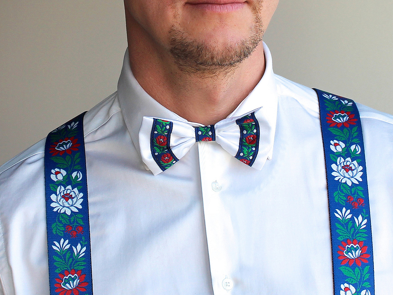 Šle folklor šíře 4 cm délka 120 cm, velké, 6 bílá modrá