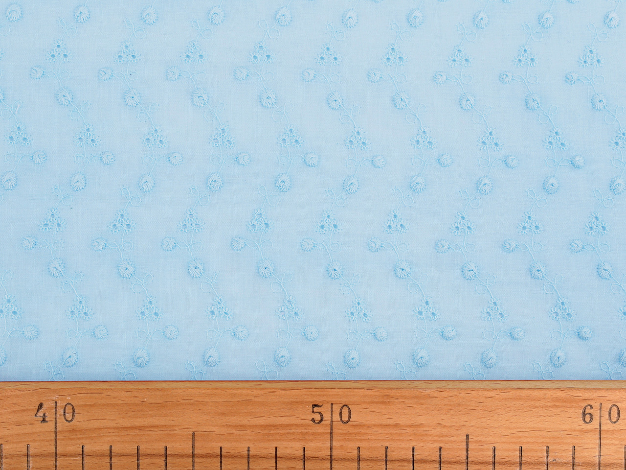 Madeira bavlněná s vyšívanými květy, střední, 1 bílá