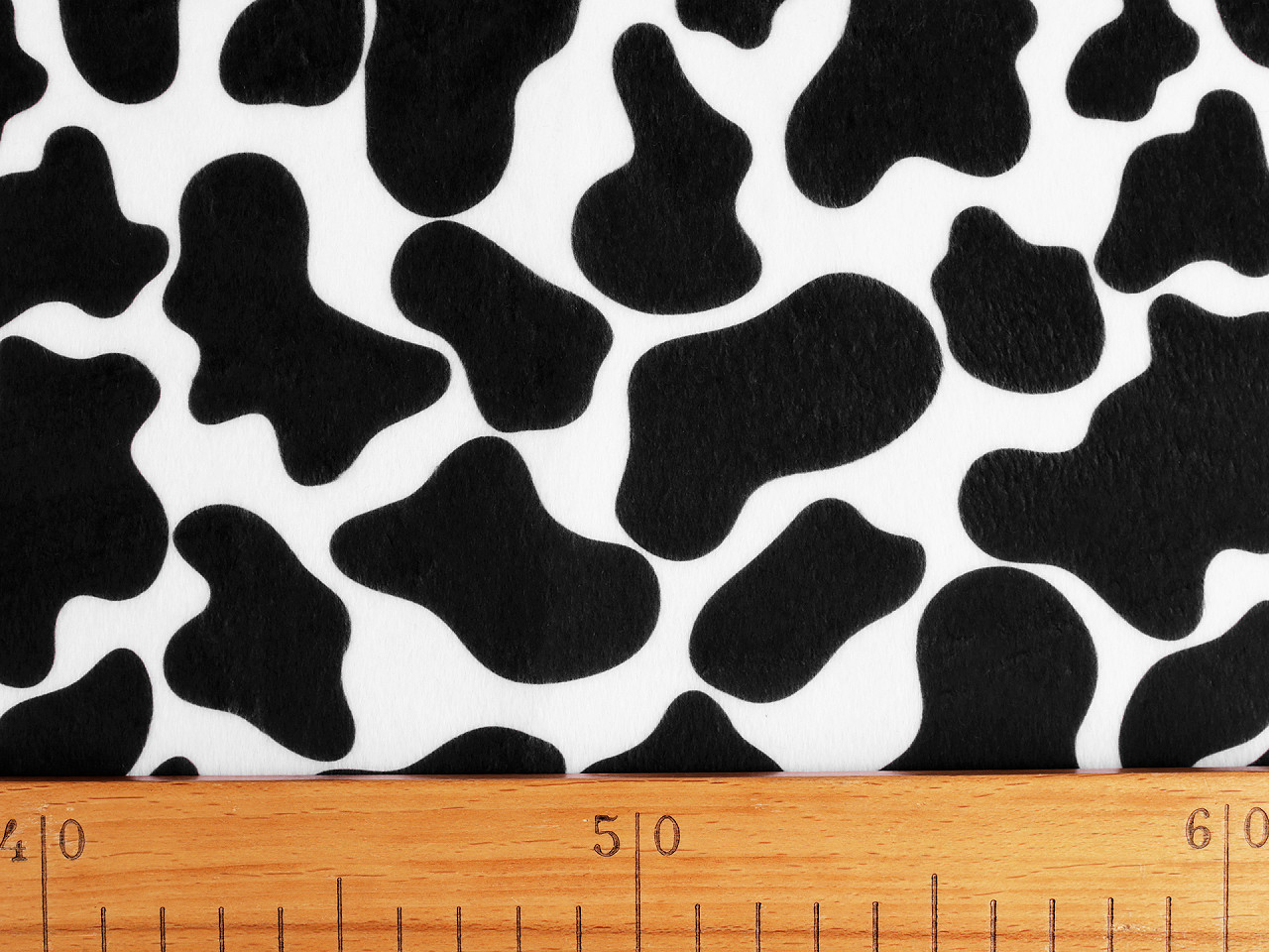 Imitace zvířecí kůže / kožešina hovězí, střední, 2 černá bílá