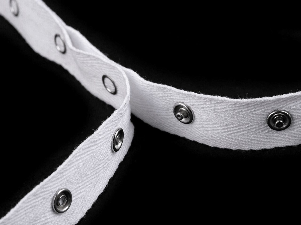 Zapínání na body šíře 20 mm bavlněné, střední, tělová