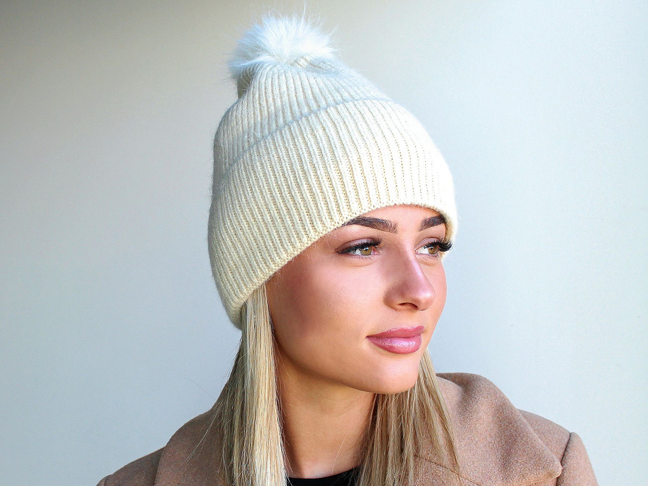 Kožešinová bambule s poutkem Ø8 cm, malé, 10 černá