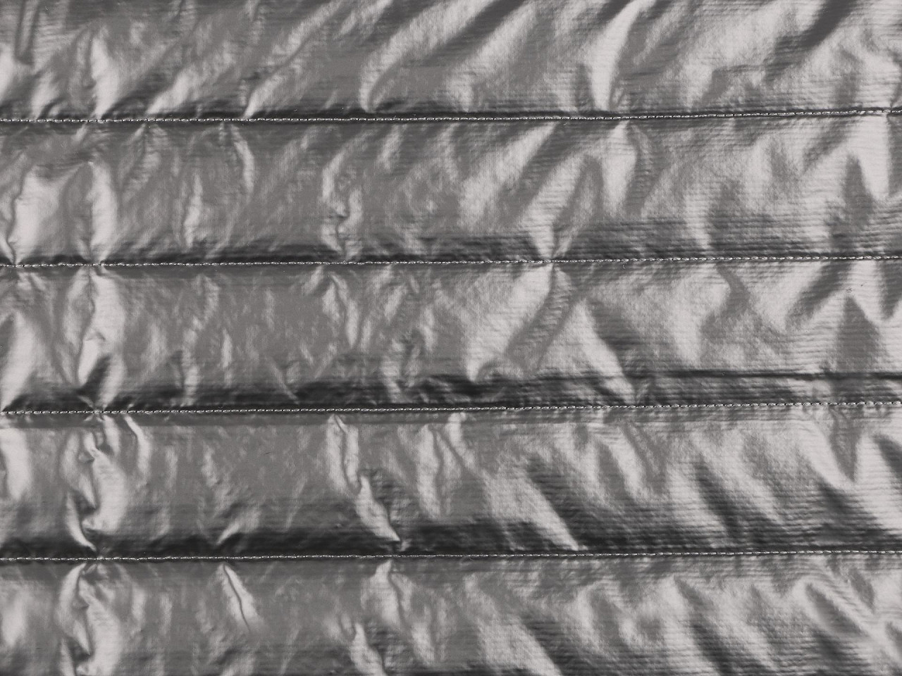 Prošívaná šusťákovina / prošev zateplená s podšívkou pruhy 4,5 cm, střední, 2 (15) zelená temná metalic