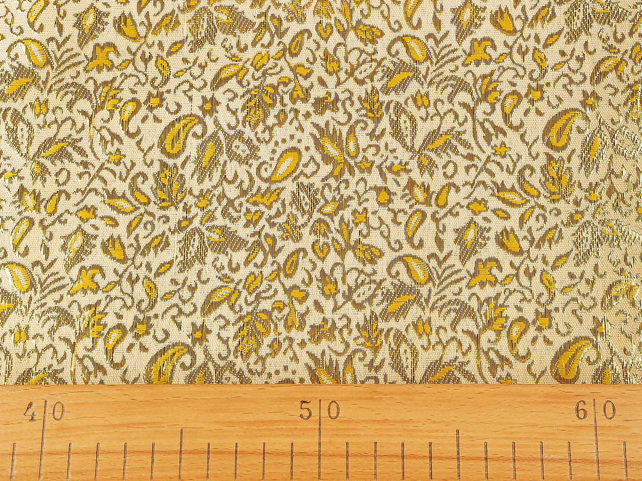 Dekorační a oděvní lurexová látka, střední, 3 (130 g/m² ) červená zlatá