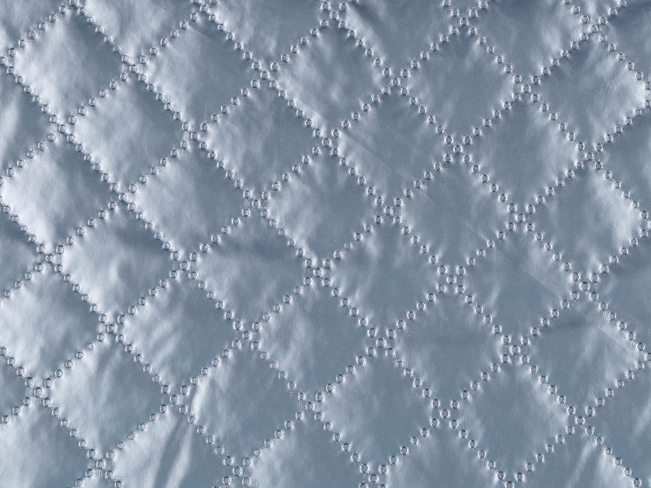 Metalický zateplený prošev na oděvy, tašky, doplňky, střední, 3 stříbrná tmavá