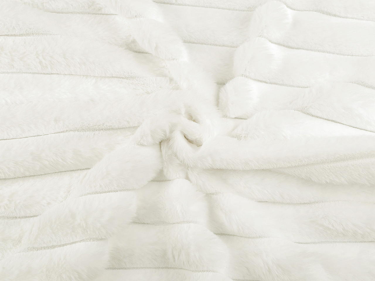 Kožešina s pruhy / imitace činčily, střední, 8 černá