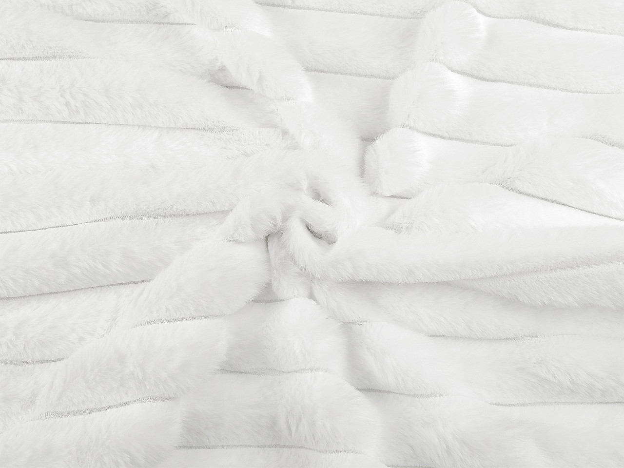 Kožešina s pruhy / imitace činčily, střední, 8 černá