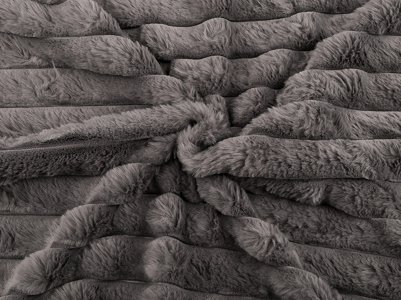 Kožešina s pruhy / imitace činčily, střední, 8 černá