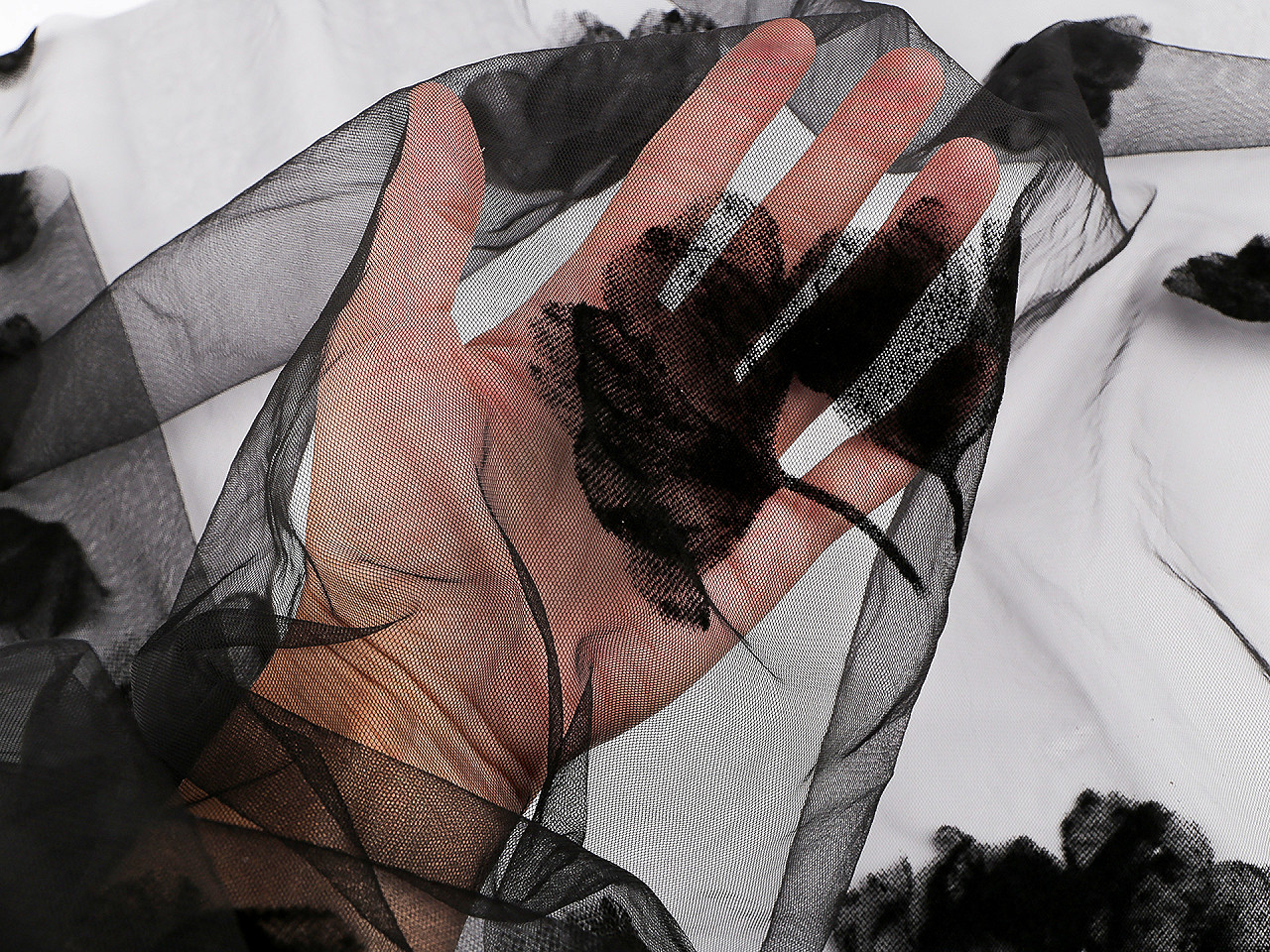 Tyl s listy ginkgo, střední, černá