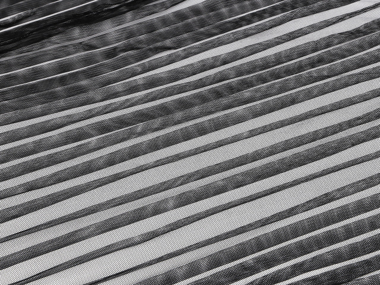 Tyl plisovaný, střední, černá