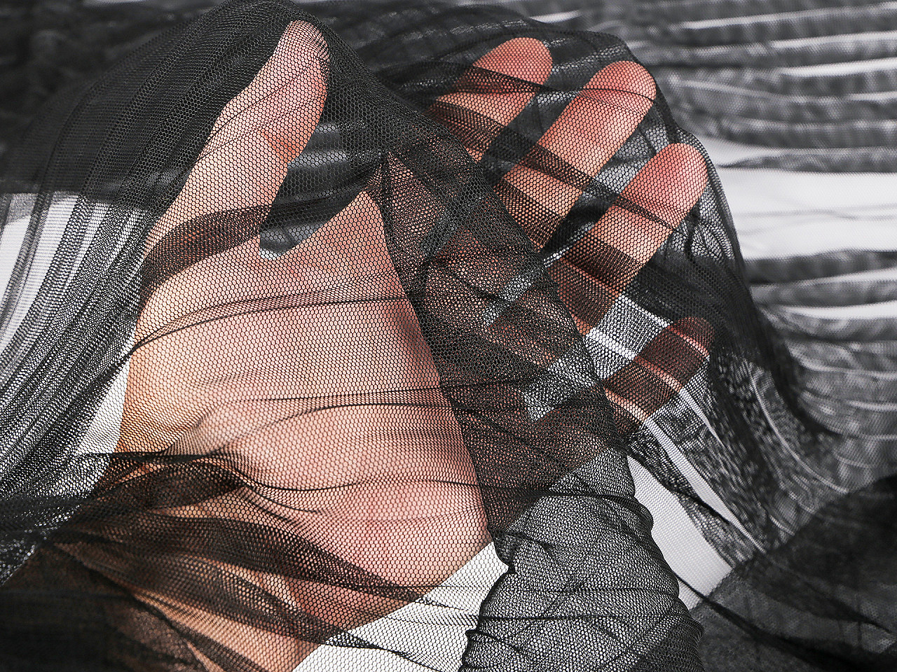 Tyl plisovaný, střední, černá