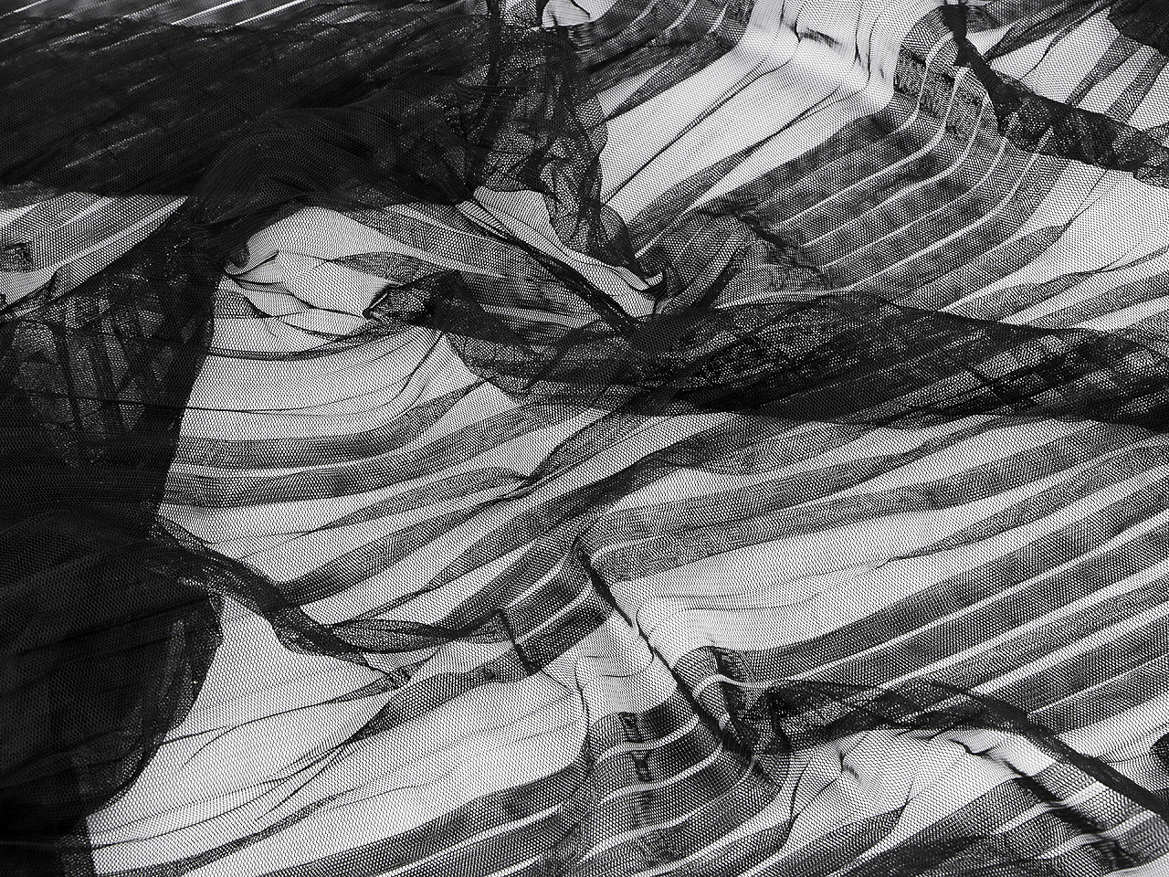 Tyl plisovaný, střední, černá