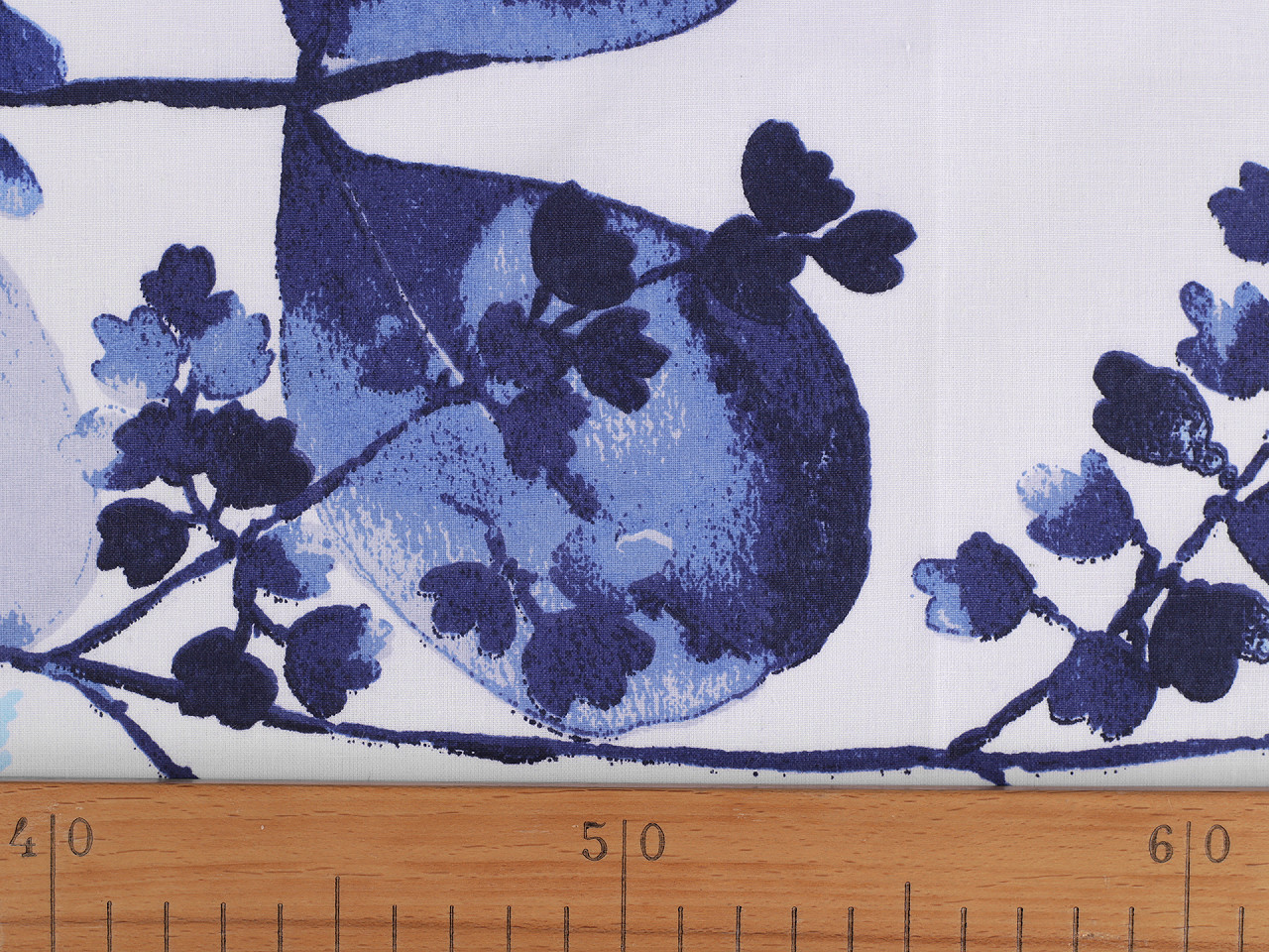 Bavlněná látka / plátno listy šíře 220 cm, střední, bílá modrá