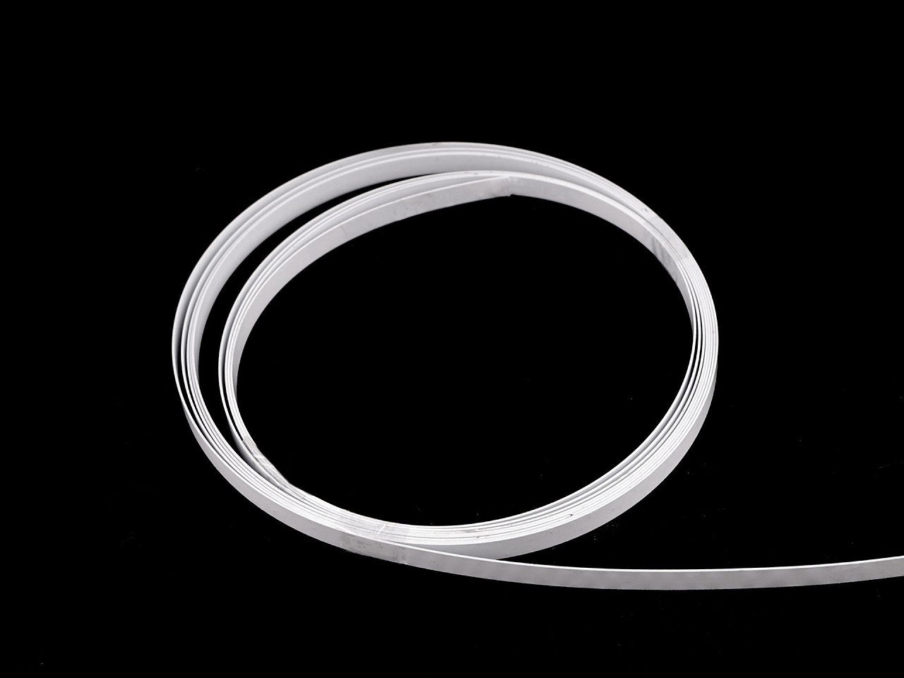 Kostice kovová plochá v metráži šíře 6; 8; 12 mm, střední, 1 (6 mm) bílá