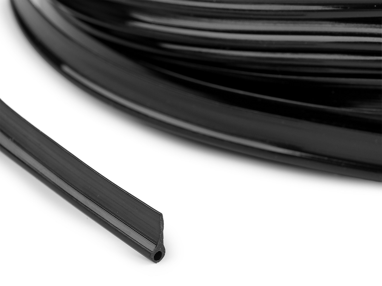 Výpustek plastový plochý šíře 10 mm na tašky a kabelky, střední, černá
