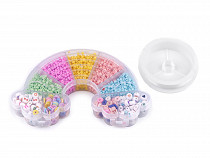 Perlenset in Regenbogen-Box mit Fädelmaterial
