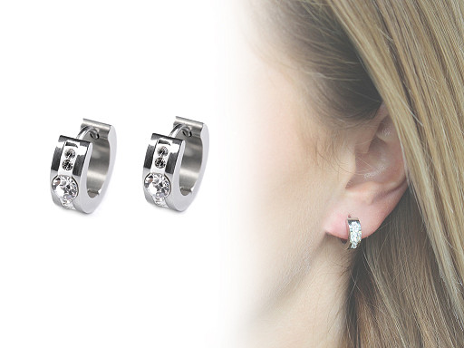 Ohrringe mit geschliffenen Steinchen aus rostfreiem Metall