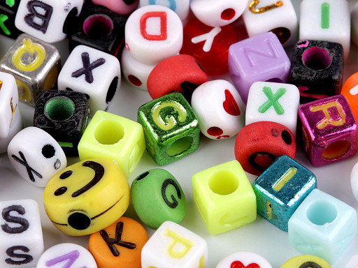 Plastov� kor�lky mix s p�smenky, srd��ky a smajl�ky