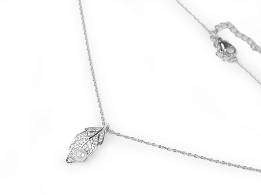 Halskette aus Edelstahl mit geschliffenen Steinchen und Perle