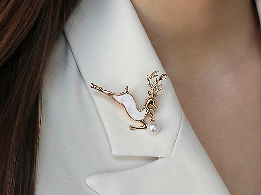 Bro s brouenmi kamnky a perlou jelen