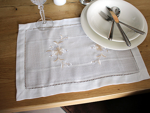 Embroidered placemat 30x45 cm