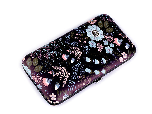 Manikúra v púzdre s kvetmi