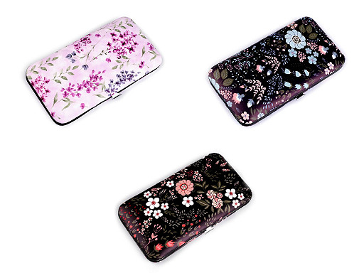 Nécessaire à manucure dans un étui à fleurs