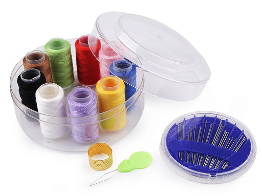 Kit da cucito, all’interno di un contenitore di plastica