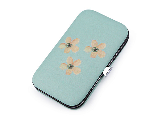 Manikúra v púzdre s kvetmi