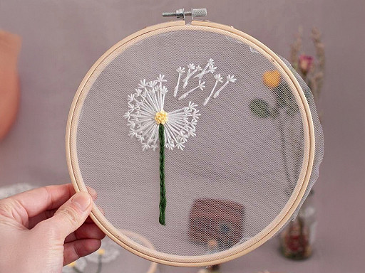 Sada vyšívání s předtištěným motivem, pampeliška na tylu