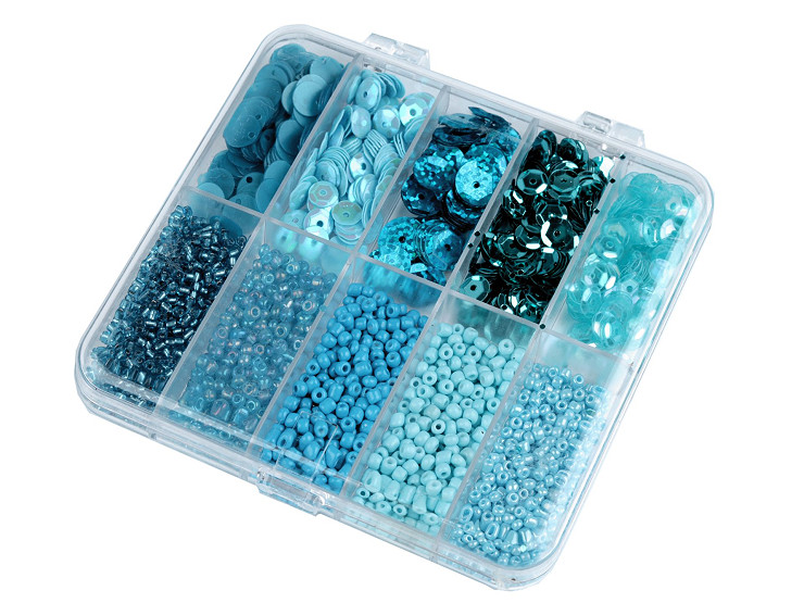Ensemble de perles de rocaille et de sequins dans une boîte en plastique