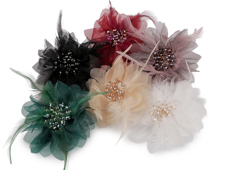 Brošňa so sklenenými brúsenými korálikmi a perím