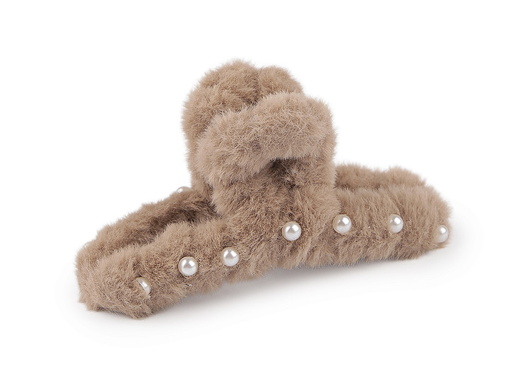 Szörmés hajcsat gyöngyökkel