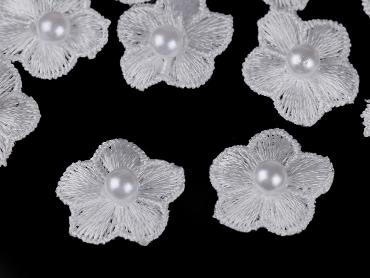 Vyšívaný květ Ø20 mm s perlou