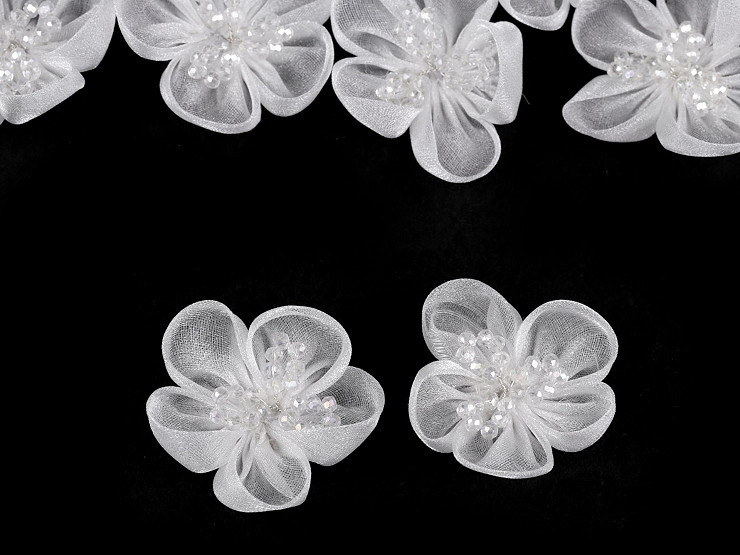 Kwiat z organzy z szlifowanymi koralikami do przyklejenia / do przyszycia Ø4,5 cm