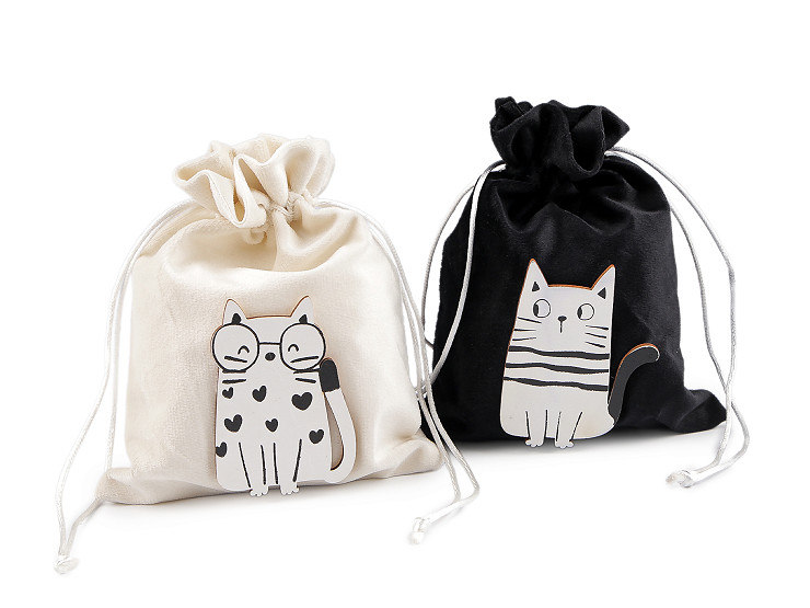 Woreczek podarunkowy z drewnianym kotkiem 14,5x19,5 cm aksamitny