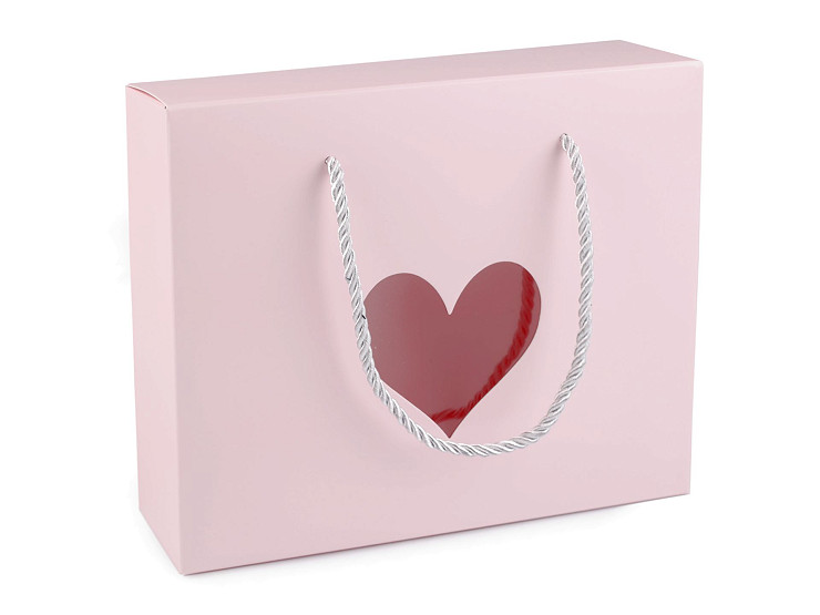 Papierová krabica s priehľadom srdce a krútenou šnúrkou