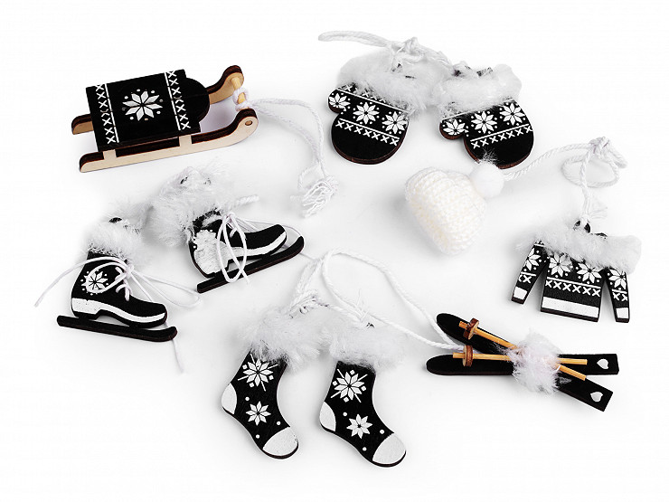 Adornos navideños: trineos, esquís, patines, gorro, chaqueta, guantes, calcetines