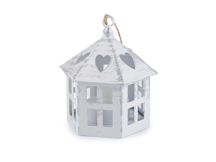 Kovová lucerna svítící k zavěšení